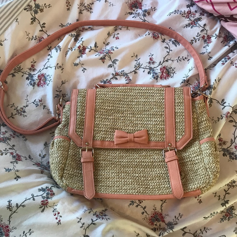 Kawaii Woven bag with pink leather bow